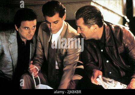 Joe Pesci, Ray Liotta, Robert De Niro Film: Goodfellas (USA 1990) personaggi: Tommy DeVito,Henry Hill,James 'Jimmy' Conway regista: Martin Scorsese 12 settembre 1990 **ATTENZIONE** questa fotografia è solo per uso editoriale ed è il copyright di WARNER BROS. / BARRY WETCHER e/o il fotografo assegnato dalla Film o dalla Production Company e può essere riprodotto solo da pubblicazioni in concomitanza con la promozione del suddetto Film. Un credito obbligatorio per WARNER BROS. / BARRY WETCHER è obbligatorio. Nessun uso commerciale può essere concesso senza l'autorizzazione scritta della Film Company. Foto Stock