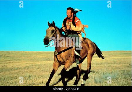 Kevin Costner su Horse Film Dances with Wolves (USA 1990) regista: Kevin Costner 19 ottobre 1990 **ATTENZIONE** questa fotografia è ad uso esclusivamente editoriale ed è copyright di MAJESTIC e/o del fotografo assegnato dalla Film o Production Company e può essere riprodotta solo da pubblicazioni in concomitanza con la promozione del suddetto Film. È richiesto un credito obbligatorio a MAJESTIC. Il fotografo deve essere accreditato anche se conosciuto. Nessun uso commerciale può essere concesso senza l'autorizzazione scritta di The Film Company. Foto Stock
