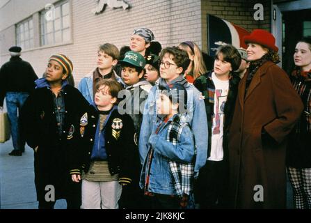 Scena con Joshua Jackson Film: The Mighty Ducks (1992) personaggi: CON Charlie Conway Director: Stephen Herek 20 Settembre 1992 **ATTENZIONE** questa foto è solo per uso editoriale ed è copyright di WALT DISNEY e/o del fotografo assegnato dalla Film o dalla Società di produzione e può essere riprodotta solo da pubblicazioni in concomitanza con la promozione del suddetto Film. È richiesto un credito obbligatorio per WALT DISNEY. Il fotografo deve essere accreditato anche quando è noto. Nessun uso commerciale può essere concesso senza l'autorizzazione scritta della Film Company. Foto Stock