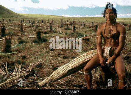 Jason Scott Lee Film: Rapa Nui (1992) personaggi: Noro regista: Kevin Reynolds 14 aprile 1994 **AVVISO** questa fotografia è solo per uso editoriale ed è il copyright dei FILM MAESTOSI e/o del fotografo assegnato dalla Film o dalla Società di produzione e può essere riprodotto solo da pubblicazioni in concomitanza con la promozione del suddetto Film. È richiesto un credito obbligatorio per I FILM MAESTOSI. Il fotografo deve essere accreditato anche quando è noto. Nessun uso commerciale può essere concesso senza l'autorizzazione scritta della Film Company. Foto Stock