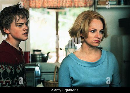 Leonardo Dicaprio, Ellen Barkin Film: The Boy'S Life (USA 1993) personaggi: Tobias 'Toby' Wolff, Caroline Wolff Hansen regista: Michael Caton-Jones 09 aprile 1993 **AVVISO** questa fotografia è solo per uso editoriale ed è copyright di WARNER BROS. E/o del fotografo assegnato dalla Film o dalla Production Company e può essere riprodotta solo da pubblicazioni in concomitanza con la promozione del suddetto Film. È richiesto un credito obbligatorio per WARNER BROS. Il fotografo deve essere accreditato anche quando è noto. Nessun uso commerciale può essere concesso senza autorizzazione scritta da parte del Film Compan Foto Stock