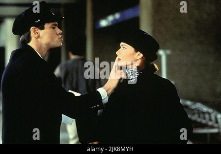 Jim Carrey & Lauren Holly Film Dumb & Dumber; Dumb and Dumber (USA 1994) personaggi: Lloyd & Mary regista: Peter Farrelly 06 dicembre 1994 **ATTENZIONE** questa fotografia è ad uso esclusivamente editoriale ed è copyright di NEW LINE CINEMA e/o del fotografo assegnato dalla Film or Production Company e può essere riprodotta solo da pubblicazioni in concomitanza con la promozione del suddetto film. È richiesto un credito obbligatorio per il CINEMA NEW LINE. Il fotografo deve essere accreditato anche se conosciuto. Nessun uso commerciale può essere concesso senza l'autorizzazione scritta di The Film Company. Foto Stock