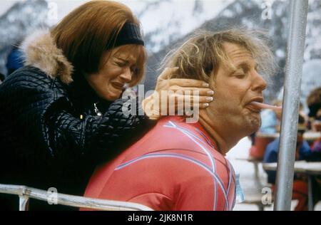 Lauren Holly & Jeff Daniels Film Dumb & Dumber; Dumb and Dumber (USA 1994) personaggi: Mary & Harry regista: Peter Farrelly 06 dicembre 1994 **ATTENZIONE** questa fotografia è ad uso esclusivamente editoriale ed è copyright di NEW LINE CINEMA e/o del fotografo assegnato dalla Film or Production Company e può essere riprodotta solo da pubblicazioni in concomitanza con la promozione del suddetto film. È richiesto un credito obbligatorio per il CINEMA NEW LINE. Il fotografo deve essere accreditato anche se conosciuto. Nessun uso commerciale può essere concesso senza l'autorizzazione scritta di The Film Company. Foto Stock