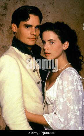 Robert Sean Leonard, Kate Beckinsale Film: Much Ado about Nothing (1993) personaggi: Claudio,Hero regista: Kenneth Branagh 07 maggio 1993 **AVVISO** questa fotografia è solo per uso editoriale ed è copyright di BBC e/o del fotografo assegnato dalla Film o dalla Production Company e può essere riprodotta solo da pubblicazioni in concomitanza con la promozione del suddetto Film. È richiesto un credito obbligatorio per la BBC. Il fotografo deve essere accreditato anche quando è noto. Nessun uso commerciale può essere concesso senza l'autorizzazione scritta della Film Company. Foto Stock