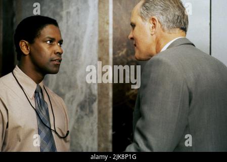 Denzel Washington, John Lithgow Film: The Pelican Brief (USA 1993) personaggi: Grey Grantham,Smith Keen / Literaturverfilmung (basato sul libro di John Grisham) regista: Alan J.Pakula 17 Dicembre 1993 **AVVISO** questa fotografia è solo per uso editoriale ed è copyright di WARNER BROS. E/o del fotografo assegnato dalla Film o dalla Società di produzione e può essere riprodotta solo da pubblicazioni in concomitanza con la promozione del suddetto Film. È richiesto un credito obbligatorio per WARNER BROS. Il fotografo deve essere accreditato anche quando è noto. Nessun uso commerciale può essere concesso senza Foto Stock