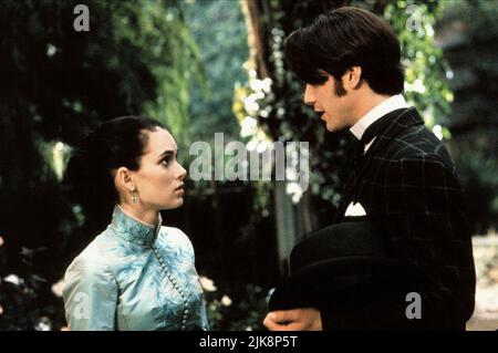 Winona Ryder & Keanu Reeves Film: Dracula; Dracula di Bram Stoker (USA 1992) personaggi: Mina Murray & Jonathan Harker / Literaturverfilmung (basato sul libro di Bram Stoker) regista: Francis Ford Coppola 13 Novembre 1992 **ATTENZIONE** questa fotografia è solo per uso editoriale ed è il copyright di COLUMBIA e/o del fotografo assegnato dalla Film or Production Company e può essere riprodotta solo da pubblicazioni in concomitanza con la promozione del suddetto Film. È richiesto un credito obbligatorio per COLUMBIA. Il fotografo deve essere accreditato anche quando è noto. Nessun uso commerciale può essere gra Foto Stock