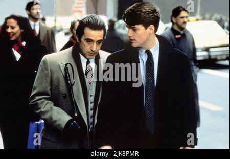 Al Pacino e Chris o'Donnell Film: Scent of A Woman (USA 1992) personaggi: Tenente colonnello Frank Slade & Charlie Sims regista: Martin Brest 23 Dicembre 1992 **ATTENZIONE** questa foto è solo per uso editoriale ed è il copyright di UNIVERSAL e/o del fotografo assegnato dalla Film o dalla Società di produzione e può essere riprodotto solo da pubblicazioni in concomitanza con la promozione del suddetto Film. È richiesto un credito obbligatorio per UNIVERSAL. Il fotografo deve essere accreditato anche quando è noto. Nessun uso commerciale può essere concesso senza l'autorizzazione scritta della Film Company. Foto Stock