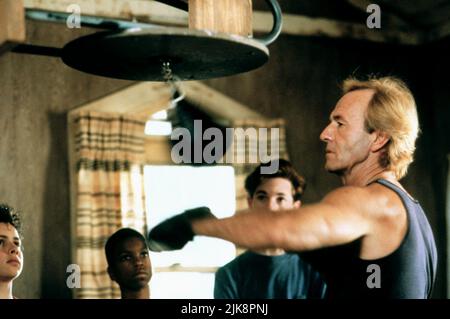 Paul Hogan Film: Quasi un Angelo (1990) personaggi: Terry Dean regista: John Cornell 19 Dicembre 1990 **ATTENZIONE** questa foto è solo per uso editoriale ed è il copyright di PARAMOUNT e/o del fotografo assegnato dalla Film o dalla Società di produzione e può essere riprodotto solo da pubblicazioni in concomitanza con la promozione del suddetto Film. È necessario un credito obbligatorio per PARAMOUNT. Il fotografo deve essere accreditato anche quando è noto. Nessun uso commerciale può essere concesso senza l'autorizzazione scritta della Film Company. Foto Stock