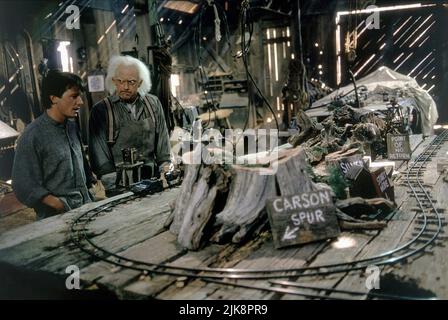 Michael J. Fox & Christopher Lloyd Film: Back to the Future parte III; Back to the Future parte 3 (USA 1990) personaggi: Marty McFly & Dr. Emmett Brown regista: Robert Zemeckis 25 maggio 1990 **AVVISO** questa fotografia è solo per uso editoriale ed è il copyright di UNIVERSAL e/o del fotografo assegnato dalla Film o dalla Società di produzione e può essere riprodotto solo da pubblicazioni in concomitanza con la promozione del suddetto Film. È richiesto un credito obbligatorio per UNIVERSAL. Il fotografo deve essere accreditato anche quando è noto. Nessun uso commerciale può essere concesso senza autorizzazione scritta f Foto Stock