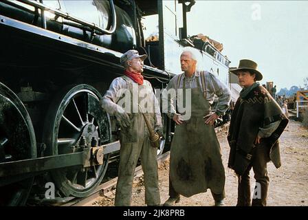 Christopher Lloyd & Michael J. Fox Film: Back to the Future parte III; Back to the Future parte 3 (USA 1990) personaggi: Dr. Emmett Brown & Marty McFly regista: Robert Zemeckis 25 maggio 1990 **AVVISO** questa fotografia è solo per uso editoriale ed è il copyright di UNIVERSAL e/o del fotografo assegnato dalla Film o dalla Società di produzione e può essere riprodotto solo da pubblicazioni in concomitanza con la promozione del suddetto Film. È richiesto un credito obbligatorio per UNIVERSAL. Il fotografo deve essere accreditato anche quando è noto. Nessun uso commerciale può essere concesso senza autorizzazione scritta f Foto Stock