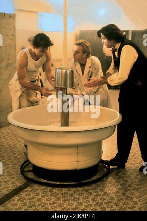 William Baldwin, Kiefer Sutherland & Oliver Platt Film: Flatliners (USA 1990) personaggi: Dr. Joe Hurley, Nelson, Randy Steckle regista: Joel Schumacher 10 Agosto 1990 **AVVISO** questa fotografia è solo per uso editoriale ed è il copyright delle IMMAGINI COLUMBIA e/o del fotografo assegnato dalla Film o dalla Production Company e può essere riprodotto solo da pubblicazioni in concomitanza con la promozione del suddetto Film. È richiesto un credito obbligatorio per LE IMMAGINI COLUMBIA. Il fotografo deve essere accreditato anche quando è noto. Nessun uso commerciale può essere concesso senza autorizzazione scritta da t Foto Stock