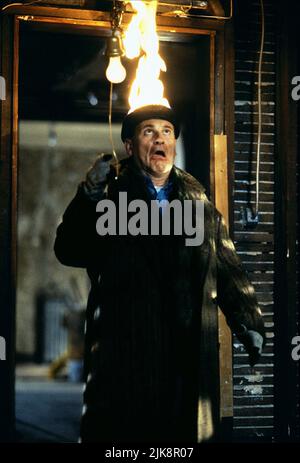 Joe Pesci Film: Home Alone (USA 1990) personaggi: Harry Director: Chris Columbus 10 Novembre 1990 **ATTENZIONE** questa foto è solo per uso editoriale ed è il copyright di 20th CENTURY FOX e/o del fotografo assegnato dalla Film o dalla Production Company e può essere riprodotta solo da pubblicazioni in concomitanza con la promozione del suddetto Film. È richiesto un credito obbligatorio per 20th CENTURY FOX. Il fotografo deve essere accreditato anche quando è noto. Nessun uso commerciale può essere concesso senza l'autorizzazione scritta della Film Company. Foto Stock