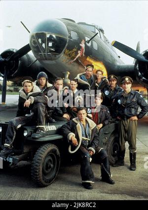 Courtney Gains, Sean Astin, Tate Donovan, Harry Connick Jr, Eric Stoltz, Billy Zane, Matthew Modine Film: Memphis Belle (UK/USA/JP 1990) personaggi: SGT. Eugene McVey, Sgt. Richard Director: Michael Caton-Jones 07 Settembre 1990 **AVVISO** questa fotografia è solo per uso editoriale ed è il copyright di WARNER BROS. E/o del fotografo assegnato dalla Film o dalla Società di produzione e può essere riprodotto solo da pubblicazioni in concomitanza con la promozione del suddetto Film. È richiesto un credito obbligatorio per WARNER BROS. Il fotografo deve essere accreditato anche quando è noto. Non commerciale Foto Stock