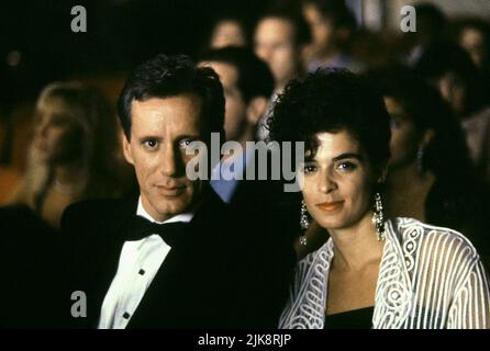 James Woods, Annabella Sciorra Film: The Hard Way (1991) personaggi: Detective Lt. John Moss, NYPD, Susan Director: John Badham 08 marzo 1991 **ATTENZIONE** questa foto è solo per uso editoriale ed è il copyright di UNIVERSAL e/o del fotografo assegnato dalla Film o dalla Società di produzione e può essere riprodotto solo da pubblicazioni in concomitanza con la promozione del suddetto Film. È richiesto un credito obbligatorio per UNIVERSAL. Il fotografo deve essere accreditato anche quando è noto. Nessun uso commerciale può essere concesso senza l'autorizzazione scritta della Film Company. Foto Stock