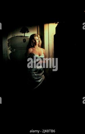 Kim Basinger Film Too Hot to Handle, The Marrying Man (1991) personaggi: Vicki Anderson regista: Jerry Rees 05 April 1991 **WARNING** questa fotografia è ad uso esclusivamente editoriale ed è copyright di BUENA VISTA e/o del fotografo assegnato dalla Film o Production Company e può essere riprodotta solo da pubblicazioni in concomitanza con la promozione del suddetto Film. È richiesto un credito obbligatorio a BUENA VISTA. Il fotografo deve essere accreditato anche se conosciuto. Nessun uso commerciale può essere concesso senza l'autorizzazione scritta di The Film Company. Foto Stock