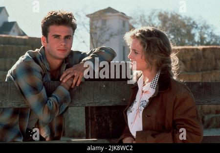 Jamie Walters & Heather Graham Film: Shout (1991) personaggi: Jesse Tucker (come James Walters) e Sara Benedict regista: Jeffrey Hornaday 04 ottobre 1991 **AVVISO** questa fotografia è solo per uso editoriale ed è il copyright di UNIVERSAL e/o del fotografo assegnato dalla Film o dalla Società di produzione e può essere riprodotto solo da pubblicazioni in concomitanza con la promozione del suddetto Film. È richiesto un credito obbligatorio per UNIVERSAL. Il fotografo deve essere accreditato anche quando è noto. Nessun uso commerciale può essere concesso senza l'autorizzazione scritta della Film Company. Foto Stock