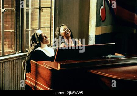 Whoopi Goldberg & Lauryn Hill Film: Sister Act 2: Back in the Habit (USA 1993) personaggi: Deloris Van Cartier & Rita Louise Watson regista: Bill Duke 10 Dicembre 1993 **ATTENZIONE** questa foto è solo ad uso editoriale ed è copyright di TOUCHSTONE e/o del fotografo assegnato dalla Film o dalla Società di produzione e può essere riprodotta solo da pubblicazioni in concomitanza con la promozione del suddetto Film. È richiesto un credito obbligatorio per TOUCHSTONE. Il fotografo deve essere accreditato anche quando è noto. Nessun uso commerciale può essere concesso senza autorizzazione scritta da parte del Film Comp Foto Stock