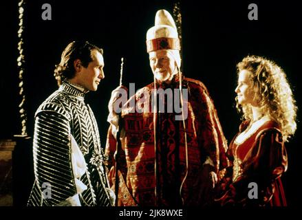 Mark Rylance, John Gielgud, Isabelle Pasco Film Prospero'S Books (1993) personaggi: Ferdinand, Prospero, Miranda regista: Peter Greenaway 05 settembre 1991 **ATTENZIONE** questa fotografia è ad uso esclusivamente editoriale ed è copyright del CANALE QUATTRO e/o del fotografo assegnato dalla Film o Production Company e può essere riprodotta solo da pubblicazioni in concomitanza con la promozione del suddetto Film. È richiesto un credito obbligatorio per IL CANALE QUATTRO. Il fotografo deve essere accreditato anche se conosciuto. Nessun uso commerciale può essere concesso senza l'autorizzazione scritta di The Film Company. Foto Stock