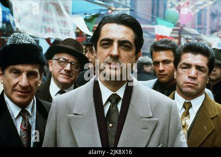 Joe Mantegna Film: Il Padrino: Parte III (USA 1990) personaggi: Joey Zasa regista: Francis Ford Coppola 20 Dicembre 1990 **AVVISO** questa fotografia è solo per uso editoriale ed è il copyright di PARAMOUNT e/o del fotografo assegnato dalla Film o dalla Production Company e può essere riprodotta solo da pubblicazioni in concomitanza con la promozione del suddetto Film. È necessario un credito obbligatorio per PARAMOUNT. Il fotografo deve essere accreditato anche quando è noto. Nessun uso commerciale può essere concesso senza l'autorizzazione scritta della Film Company. Foto Stock