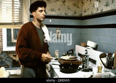 John Turturro Film: Jungle Fever (USA 1991) personaggi: Paulie carbone regista: Spike Lee 16 maggio 1991 **ATTENZIONE** questa foto è solo per uso editoriale ed è il copyright di UNIVERSAL / DAVID LEE e/o il fotografo assegnato dalla Film o Società di produzione e può essere riprodotto solo da pubblicazioni in concomitanza con la promozione del suddetto Film. È richiesto un credito obbligatorio per UNIVERSAL / DAVID LEE. Nessun uso commerciale può essere concesso senza l'autorizzazione scritta della Film Company. Foto Stock