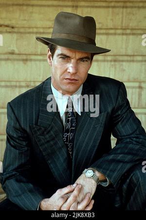 Dennis Quaid Film: Come See the Paradise (USA 1990) personaggi: Jack McGurn regista: Alan Parker 07 Settembre 1990 **ATTENZIONE** questa foto è solo per uso editoriale ed è il copyright di 20th CENTURY FOX e/o il fotografo assegnato dalla Film o dalla Società di produzione e può essere riprodotto solo da pubblicazioni in concomitanza con la promozione del suddetto Film. È richiesto un credito obbligatorio per 20th CENTURY FOX. Il fotografo deve essere accreditato anche quando è noto. Nessun uso commerciale può essere concesso senza l'autorizzazione scritta della Film Company. Foto Stock