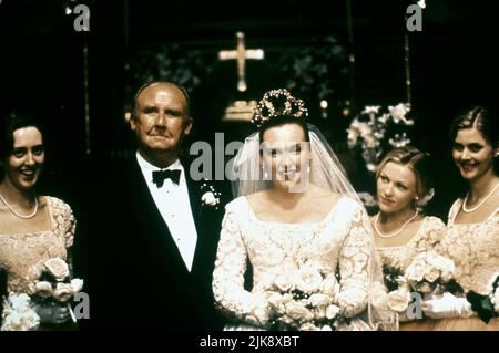 Bill Hunter & toni Collette Film: Muriel'S Wedding (AUS/FR 1994) personaggi: Bill Heslop & Muriel Heslop regista: P.J. Hogan 15 Settembre 1994 **ATTENZIONE** questa foto è solo per uso editoriale ed è il copyright del FILM VICTORIA e/o del fotografo assegnato dalla Film o dalla Società di produzione e può essere riprodotto solo da pubblicazioni in concomitanza con la promozione del suddetto Film. È richiesto un credito obbligatorio per FILMARE VICTORIA. Il fotografo deve essere accreditato anche quando è noto. Nessun uso commerciale può essere concesso senza l'autorizzazione scritta della Film Company. Foto Stock