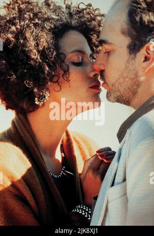 Cynda Williams & Billy Bob Thornton Film: One False Move (1992) personaggi: Lila 'Fantasia' Walker & Ray Malcolm regista: Carl Franklin 08 maggio 1992 **AVVISO** questa fotografia è esclusivamente ad uso editoriale ed è copyright di IRS MEDIA e/o del fotografo assegnato dalla Film o dalla Production Company e può essere riprodotta solo da pubblicazioni in concomitanza con la promozione del suddetto Film. È richiesto un credito obbligatorio per I SUPPORTI IRS. Il fotografo deve essere accreditato anche quando è noto. Nessun uso commerciale può essere concesso senza l'autorizzazione scritta della Film Company. Foto Stock