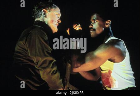 John Lithgow & Denzel Washington Film: Ricochet (1991) personaggi: Blake & Nick Styles regista: Russell Mulcahy 04 ottobre 1991 **AVVISO** questa fotografia è ad uso esclusivamente editoriale ed è copyright DEL FILM D'ARGENTO e/o del fotografo assegnato dalla Film o dalla Società di produzione e può essere riprodotta solo da pubblicazioni in concomitanza con la promozione del suddetto Film. È richiesto un credito obbligatorio per LA PELLICOLA ARGENTATA. Il fotografo deve essere accreditato anche quando è noto. Nessun uso commerciale può essere concesso senza l'autorizzazione scritta della Film Company. Foto Stock