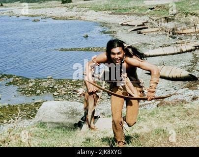 Adam Beach Film: Squanto: La storia di un Guerriero; l'ultimo Grande Guerriero (1994) personaggi: Squanto regista: Xavier Koller 28 Ottobre 1994 **ATTENZIONE** questa foto è solo per uso editoriale ed è copyright DI DISNEY e/o del fotografo assegnato dalla Film o dalla Società di produzione e può essere riprodotta solo da pubblicazioni in concomitanza con la promozione del suddetto Film. È richiesto un credito obbligatorio per DISNEY. Il fotografo deve essere accreditato anche quando è noto. Nessun uso commerciale può essere concesso senza l'autorizzazione scritta della Film Company. Foto Stock