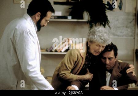 Robin Williams, Ruth Nelson & Robert De Niro Film: Wakenings (USA 1990) personaggi: Dr. Malcolm Bayer, Sig.ra Lowe & Leonard Lowe Direttore: Penny Marshall 12 dicembre 1990 **AVVISO** questa foto è solo per uso editoriale ed è il copyright delle IMMAGINI COLUMBIA e/o del fotografo assegnato dalla Film o dalla Production Company e può essere riprodotto solo da pubblicazioni in concomitanza con la promozione del suddetto Film. È richiesto un credito obbligatorio per LE IMMAGINI COLUMBIA. Il fotografo deve essere accreditato anche quando è noto. Nessun uso commerciale può essere concesso senza autorizzazione scritta fra Foto Stock