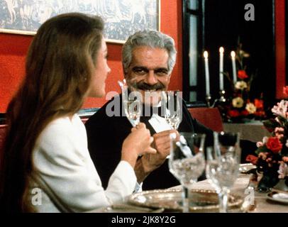 Jane Seymour & Omar Sharif Film: Memories of Midnight (TV-Film) personaggi: Catherine Alexander Douglas & Constantin Demiris USA 1991, Direttore: Gary Nelson 02 Dicembre 1991 **ATTENZIONE** questa foto è solo ad uso editoriale ed è il copyright di NUOVI FILM INTERNAZIONALI e/o del fotografo assegnato dalla Film or Production Company e può essere riprodotta solo da pubblicazioni in concomitanza con la promozione del suddetto Film. È richiesto un credito obbligatorio per I NUOVI FILM INTERNAZIONALI. Il fotografo deve essere accreditato anche quando è noto. Nessun uso commerciale può essere concesso senza scrittura Foto Stock