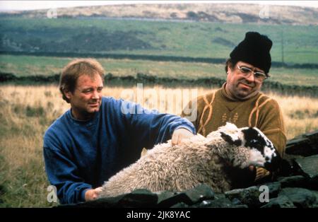 Bruce Jones & Ricky Tomlinson Film: Raining Stones (1993) personaggi: Bob & Tommy regista: Ken Loach 09 Settembre 1993 **ATTENZIONE** questa foto è solo per uso editoriale ed è il copyright dei FILM DEL CANALE QUATTRO e/o del fotografo assegnato dalla Film o dalla Società di produzione e può essere riprodotto solo da pubblicazioni in concomitanza con la promozione del suddetto Film. È richiesto un credito obbligatorio per INCANALARE QUATTRO FILM. Il fotografo deve essere accreditato anche quando è noto. Nessun uso commerciale può essere concesso senza l'autorizzazione scritta della Film Company. Foto Stock