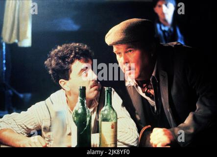 James Nesbitt & Ned Beatty Film: Hear My Song (1991) personaggi: Fintan o'Donnell, Josef Locke regista: Peter Chelsom 07 Settembre 1991 **ATTENZIONE** questa foto è solo ad uso editoriale ed è il copyright dei FILM DEL CANALE QUATTRO e/o del fotografo assegnato dalla Film o dalla Società di produzione e può essere riprodotta solo da pubblicazioni in concomitanza con la promozione del suddetto Film. È richiesto un credito obbligatorio per INCANALARE QUATTRO FILM. Il fotografo deve essere accreditato anche quando è noto. Nessun uso commerciale può essere concesso senza l'autorizzazione scritta della Film Company. Foto Stock