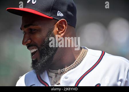 Atlanta, Georgia, Stati Uniti. 31st luglio 2022. L'outfielder di Atlanta Braves Marcell Ozuna interagisce con i compagni di squadra mentre si trova in fuga durante il sesto inning di una partita MLB contro gli Arizona Diamondbacks al Truist Park di Atlanta, GA. Austin McAfee/CSM/Alamy Live News Foto Stock