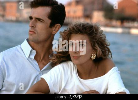 Rupert Everett & Natasha Richardson Film The comfort of Strangers (1990) personaggi: Colin, Mary regista: Paul Schrader 01 settembre 1990 **ATTENZIONE** questa fotografia è ad uso esclusivamente editoriale ed è copyright di IMMAGINI DI PRIM'ORDINE e/o del fotografo assegnato dalla Film o Production Company e può essere riprodotta solo da pubblicazioni in concomitanza con la promozione del suddetto Film. È richiesto un credito obbligatorio per LE FOTO DI IMPORTANZA FONDAMENTALE. Il fotografo deve essere accreditato anche se conosciuto. Nessun uso commerciale può essere concesso senza l'autorizzazione scritta di The Film Company. Foto Stock