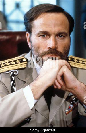 Franco Nero Film Die Hard 2; Die Hard 2: Die Harder (USA 1990) personaggi: Gen. Ramon Esperanza regista: Renny Harlin 02 luglio 1990 **ATTENZIONE** questa fotografia è ad uso esclusivamente editoriale ed è copyright della 20TH CENTURY FOX e/o del fotografo assegnato dalla Film or Production Company e può essere riprodotta solo da pubblicazioni in concomitanza con la promozione del suddetto Film. È richiesto un credito obbligatorio a 20TH CENTURY FOX. Il fotografo deve essere accreditato anche se conosciuto. Nessun uso commerciale può essere concesso senza l'autorizzazione scritta di The Film Company. Foto Stock