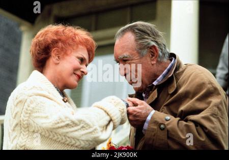 Maureen o'Hara & Anthony Quinn Film: Solo i personaggi Lonely (USA 1991): Rose Muldoon, Nick Acropolis regista: Chris Columbus 24 Maggio 1991 **ATTENZIONE** questa foto è solo per uso editoriale ed è il copyright di 20th CENTURY KOX e/o del fotografo assegnato dalla Film o dalla Production Company e può essere riprodotta solo da pubblicazioni in concomitanza con la promozione del suddetto Film. È richiesto un credito obbligatorio per 20th CENTURY KOX. Il fotografo deve essere accreditato anche quando è noto. Nessun uso commerciale può essere concesso senza l'autorizzazione scritta della Film Company. Foto Stock