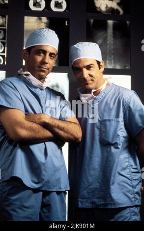 Adam Arkin & Mandy Patinkin Televisione: Chicago Hope (1994) personaggi: Dr. Aaron Shutt, Dr. Jeffrey Geiger 18 Settembre 1994 **AVVISO** questa fotografia è solo per uso editoriale ed è il copyright di 20 CENTURY FOX TV e/o il fotografo assegnato dalla Film o dalla Production Company e può essere riprodotto solo da pubblicazioni in concomitanza con la promozione del suddetto Film. È richiesto un credito obbligatorio per 20 CENTURY FOX TV. Il fotografo deve essere accreditato anche quando è noto. Nessun uso commerciale può essere concesso senza l'autorizzazione scritta della Film Company. Foto Stock