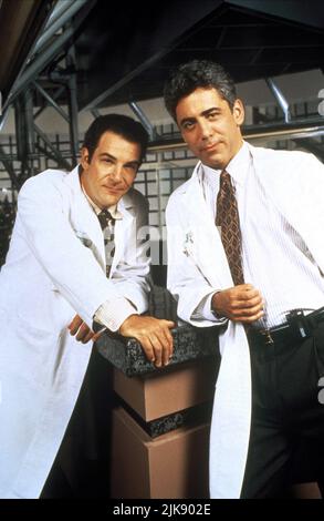 Mandy Patinkin & Adam Arkin Televisione: Chicago Hope (1994) personaggi: Dr. Jeffrey Geiger, Dr. Aaron Shutt 18 Settembre 1994 **AVVISO** questa fotografia è solo per uso editoriale ed è il copyright di 20 CENTURY FOX TV e/o il fotografo assegnato dalla Film o dalla Production Company e può essere riprodotto solo da pubblicazioni in concomitanza con la promozione del suddetto Film. È richiesto un credito obbligatorio per 20 CENTURY FOX TV. Il fotografo deve essere accreditato anche quando è noto. Nessun uso commerciale può essere concesso senza l'autorizzazione scritta della Film Company. Foto Stock