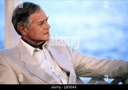 Larry Hagman Film Staying Aboat (1992) personaggi: Alexander Hollingsworth III regista: Eric Laneuville 26 novembre 1993 **ATTENZIONE** questa fotografia è ad uso esclusivamente editoriale ed è copyright di TRISTAR TELEVISION e/o del fotografo assegnato dalla Film o Production Company e può essere riprodotta solo da pubblicazioni in concomitanza con la promozione del suddetto Film. È richiesto un credito obbligatorio per TRISTAR TELEVISION. Il fotografo deve essere accreditato anche se conosciuto. Nessun uso commerciale può essere concesso senza l'autorizzazione scritta di The Film Company. Foto Stock