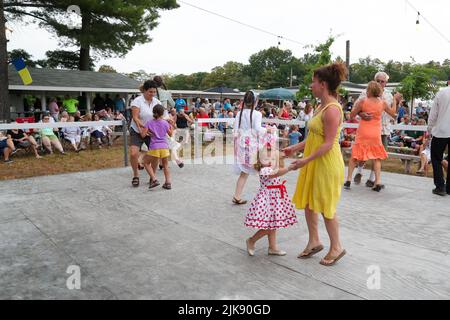 Pottsville, Stati Uniti. 31st luglio 2022. La gente danza come una polka band si esibisce al 88th annuale Ukraine Seminary Day vicino Pottsville, Pennsylvania, il 31 luglio 2022. (Foto di Paul Weaver/Sipa USA) Credit: Sipa USA/Alamy Live News Foto Stock