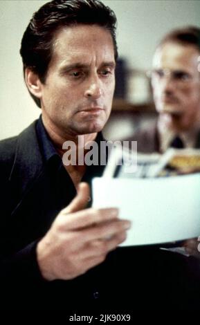 Michael Douglas Film Basic Instinct (USA/FR 1992) personaggi: Detective Nick Curran regista: Paul Verhoeven 20 marzo 1992 **ATTENZIONE** questa fotografia è solo per uso editoriale ed è copyright di CAROLCO PICTURES e/o del fotografo assegnato dalla Film o Production Company e può essere riprodotta solo da pubblicazioni in concomitanza con la promozione del suddetto Film. È richiesto un credito obbligatorio per LE FOTO CAROLCO. Il fotografo deve essere accreditato anche se conosciuto. Nessun uso commerciale può essere concesso senza l'autorizzazione scritta di The Film Company. Foto Stock