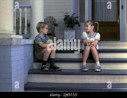 Macaulay Culkin & Anna Chlumsky Film: My Girl (USA 1991) personaggi: Thomas J. Sennett, vada Sultenfuss regista: Howard Zieff 27 Novembre 1991 **ATTENZIONE** questa foto è solo per uso editoriale ed è il copyright delle IMMAGINI COLUMBIA e/o del fotografo assegnato dalla Film o dalla Production Company e può essere riprodotto solo da pubblicazioni in concomitanza con la promozione del suddetto Film. È richiesto un credito obbligatorio per LE IMMAGINI COLUMBIA. Il fotografo deve essere accreditato anche quando è noto. Nessun uso commerciale può essere concesso senza l'autorizzazione scritta della Film Company. Foto Stock