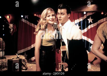 Amy Locane & Johnny Depp Film: Cry Baby (1993) personaggi: Allison Vernon-Williams, Wade 'Cry-Baby' Walker Director: John Waters 06 Aprile 1990 **ATTENZIONE** questa fotografia è solo per uso editoriale ed è copyright DI UNIVERSAL e/o del fotografo assegnato dalla Film o dalla Società di produzione e può essere riprodotta solo da pubblicazioni in concomitanza con la promozione del suddetto Film. È richiesto un credito obbligatorio per UNIVERSAL. Il fotografo deve essere accreditato anche quando è noto. Nessun uso commerciale può essere concesso senza l'autorizzazione scritta della Film Company. Foto Stock