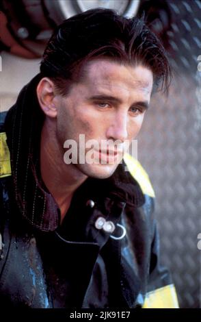 William Baldwin Film: Backdraft (1991) personaggi: Brian McCaffrey regista: Ron Howard 24 maggio 1991 **ATTENZIONE** questa foto è solo per uso editoriale ed è il copyright di UNIVERSAL e/o il fotografo assegnato dalla Film o Production Company e può essere riprodotto solo da pubblicazioni in concomitanza con la promozione del suddetto Film. È richiesto un credito obbligatorio per UNIVERSAL. Il fotografo deve essere accreditato anche quando è noto. Nessun uso commerciale può essere concesso senza l'autorizzazione scritta della Film Company. Foto Stock