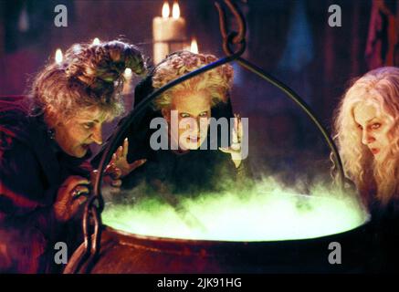 Kathy Najimy, Bette Midler, Sarah Jessica Parker Film: Hocus Pocus (1993) personaggi: Mary Sanderson, Winifred 'Winnie' Sanderson, Sarah Sanderson regista: Kenny Ortega 16 luglio 1993 **AVVISO** questa fotografia è solo per uso editoriale ed è copyright DI DISNEY e/o del fotografo assegnato dalla Film o dalla Società di produzione e può essere riprodotta solo da pubblicazioni in concomitanza con la promozione del suddetto Film. È richiesto un credito obbligatorio per DISNEY. Il fotografo deve essere accreditato anche quando è noto. Nessun uso commerciale può essere concesso senza autorizzazione scritta da parte della pellicola Foto Stock