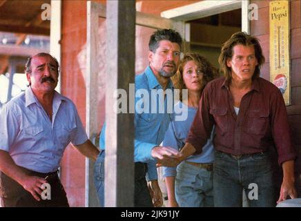 Tony Genaro, Fred Ward, Finn carter & Kevin Bacon Film: Tremors (USA 1990) personaggi: Miguel, Earl Bassett, Rhonda LeBeck, Valentine McKee / Titel Auch: 'Im Land Der Raketen-Würmer' regista: Ron Underwood 19 gennaio 1990 **AVVISO** questa fotografia è solo ad uso editoriale ed è il copyright di IMMAGINI UNIVERSALI e/o del fotografo assegnato dalla Film o dalla Società di produzione e può essere riprodotta solo da pubblicazioni in concomitanza con la promozione del suddetto Film. È richiesto un credito obbligatorio per LE IMMAGINI UNIVERSALI. Il fotografo deve essere accreditato anche quando è noto. Nessun comm Foto Stock