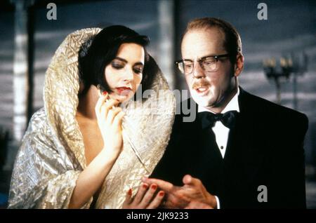 Isabella Rossellini & Bruce Willis Film: La morte diventa lei (USA 1992) personaggi: Lisle von Rhoman & Dr. Ernest Menville regista: Robert Zemeckis 31 luglio 1992 **AVVISO** questa fotografia è solo per uso editoriale ed è il copyright di UNIVERSAL e/o del fotografo assegnato dalla Film o dalla Società di produzione e può essere riprodotto solo da pubblicazioni in concomitanza con la promozione del suddetto Film. È richiesto un credito obbligatorio per UNIVERSAL. Il fotografo deve essere accreditato anche quando è noto. Nessun uso commerciale può essere concesso senza l'autorizzazione scritta della Film Company. Foto Stock