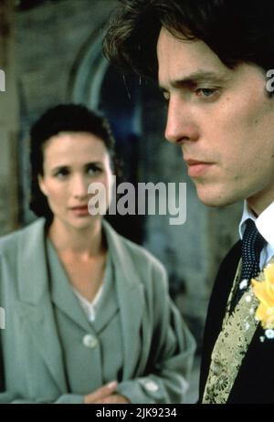 Andie MacDowell & Hugh Grant Film: Four Weddings and A Funeral (UK 1994) personaggi: Carrie, Charles Director: Mike Newell 20 gennaio 1994 **ATTENZIONE** questa fotografia è solo per uso editoriale ed è il copyright dei FILM DI LAVORO E/o del fotografo assegnato dalla Film o dalla Società di produzione e può essere riprodotta solo da pubblicazioni in concomitanza con la promozione del suddetto Film. È richiesto un credito obbligatorio per I FILM DI LAVORO. Il fotografo deve essere accreditato anche quando è noto. Nessun uso commerciale può essere concesso senza l'autorizzazione scritta della Film Company. Foto Stock