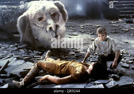 Kenny Morrison & Jonathan Brandis Film: The Neverending Story II: The Next Chapter (USA/DE 1990) personaggi: Atreyu & Bastian Bux / Fuchur (Falkor) regista: George Miller 25 ottobre 1990 **AVVISO** questa fotografia è solo per uso editoriale ed è il copyright di WARNER BROS. E/o del fotografo assegnato dalla Film o dalla Production Company e può essere riprodotta solo da pubblicazioni in concomitanza con la promozione del suddetto Film. È richiesto un credito obbligatorio per WARNER BROS. Il fotografo deve essere accreditato anche quando è noto. Nessun uso commerciale può essere concesso senza autorizzazione scritta Foto Stock